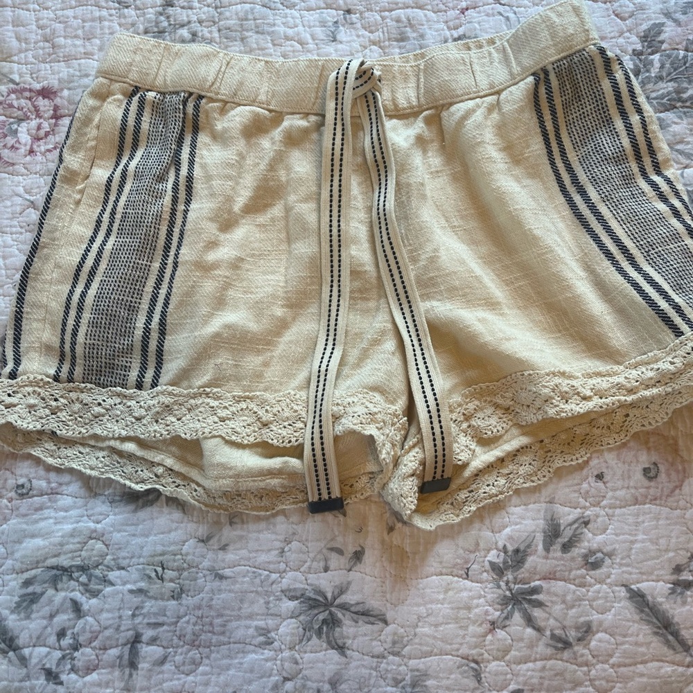 Arie pull on shorts